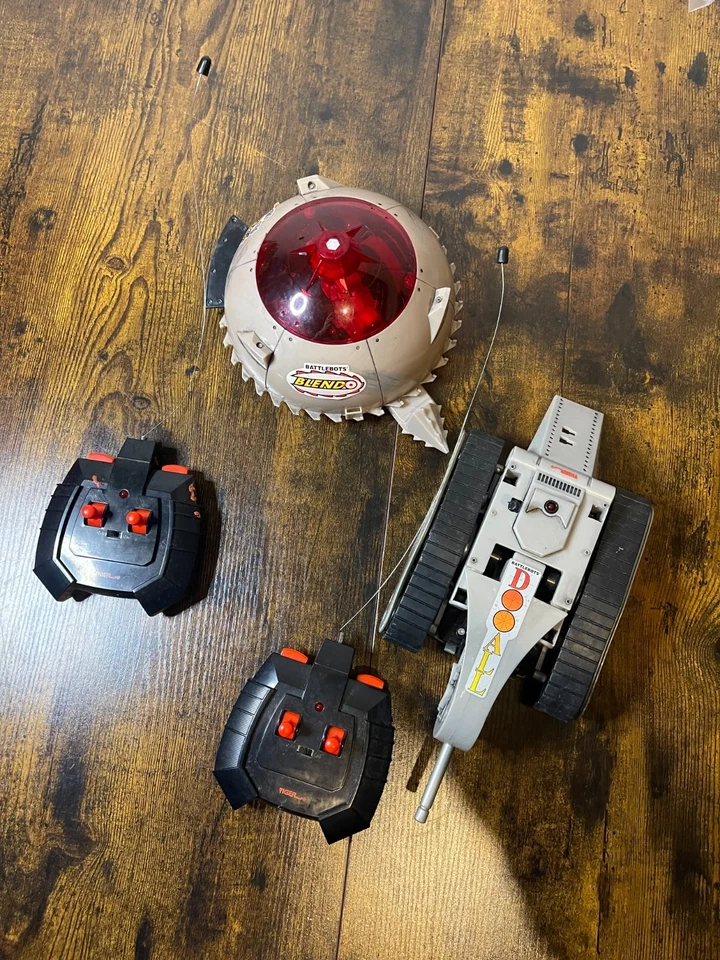 HASBRO TIGER 2 RC Battlebots DOOALL vs. BLENDO Custom Series ~ 2001 Vintage - Image 4 of 4