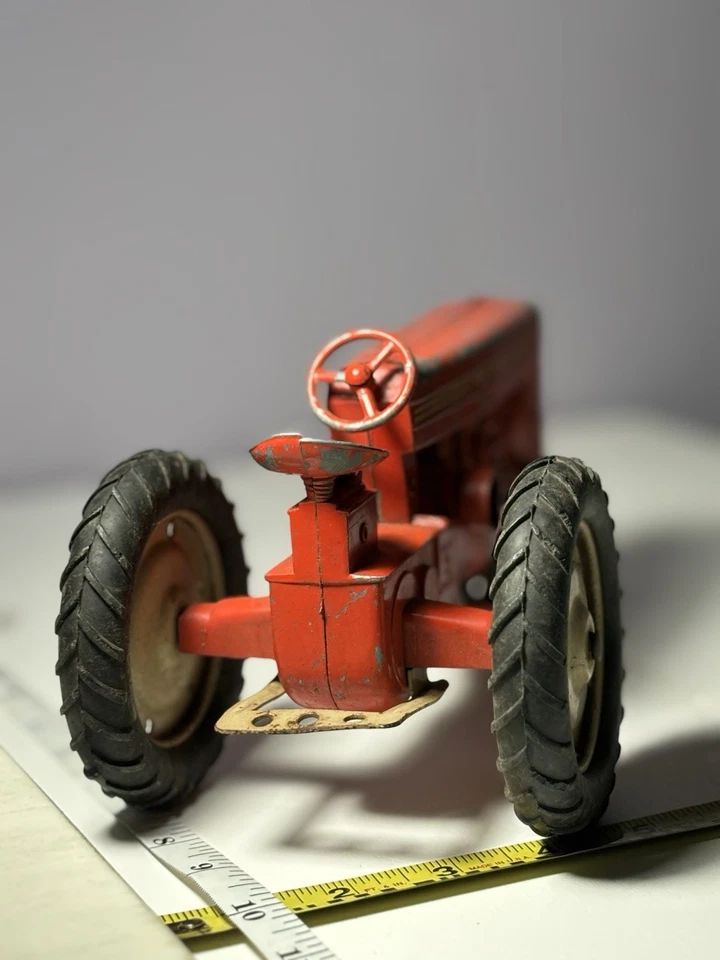 Juguetes diecast de equipo agrícola tractor escala Tru de colección, rojo, 8", años 50 EE. UU. Foto 2 de 4