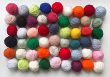 566g JOB LOT 54 BALLS KNITTING WOOL MOSTLY DOUBLE KNIT ODDMENTS CRAFTS