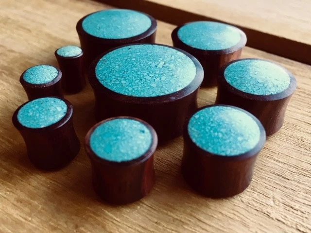 一对压碎绿松石镶嵌木质鞍座插头量规耳环 — 第 3/4 张图片