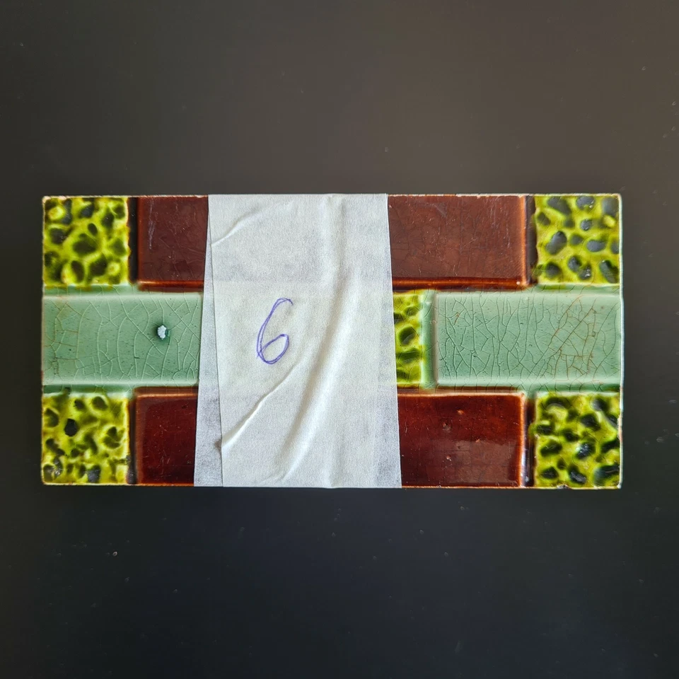 Conjunto antigo de sete azulejos espaçadores de majólica para lareira C1890 - Imagem 4 de 4