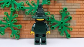 (S1/3/11) Lego Kingdoms cas435 Dark Green Wizard from set 7955