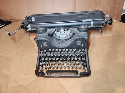 Italian Olivetti M40 Vintage Manual Typewriter c1930 Italian Keyboard 