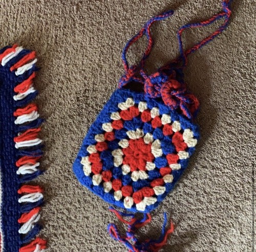 Girls Vintage Hand crocheted poncho and 3 purses. RED WHITE AND BLUE - Picture 4 of 4