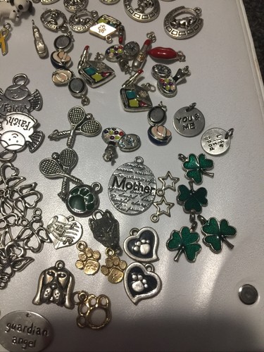 ENORME LOTE 118 Joyería Dijes Lote Corazones, Ángeles, Perros, Patas, Cintas, Caballo, Labio - Imagen 5 de 7