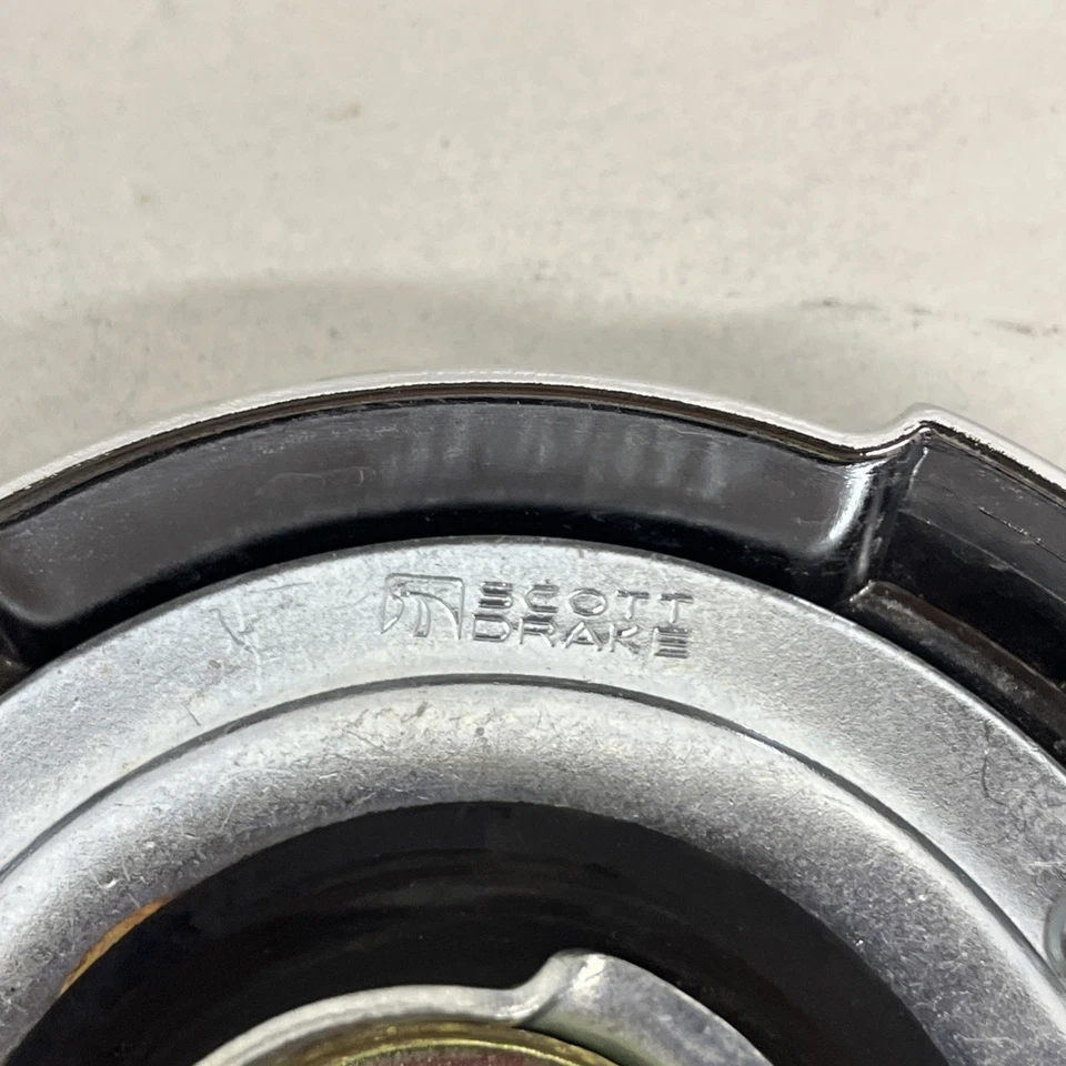 ¡NUEVO! Ford Mustang 1964 1/2 tapa de gasolina cromada estilo giratorio hecho por Drake Foto 3 de 3