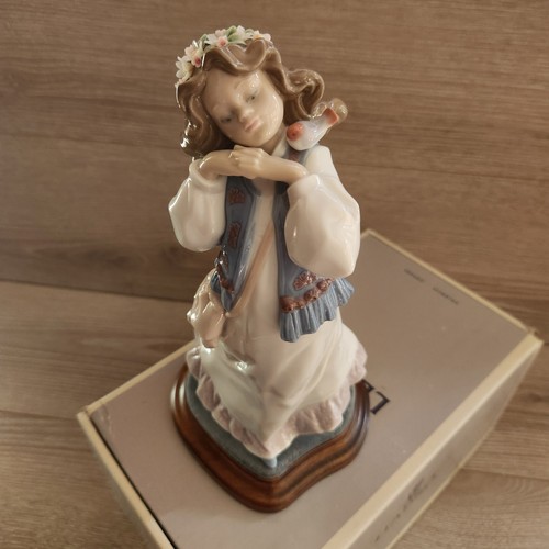 Lladro 6401 Porcelain Statue Dreams Of A Summer Past w/ Box & Stand