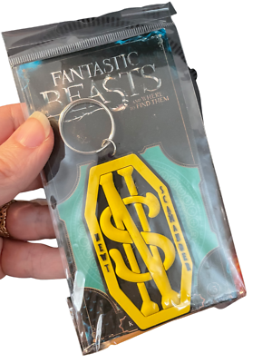 Offizieller Fantastic Beasts Newt Scamander Logo Schlüsselanhänger – Zinklegierung, Antike Messingoptik, Ca. 50mm