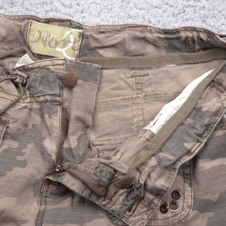 Pantalones cargo Nori para mujer talla 13 camuflados bolsillos para piernas enrollables utilitarios militares de colección Y2K Foto 2 de 4