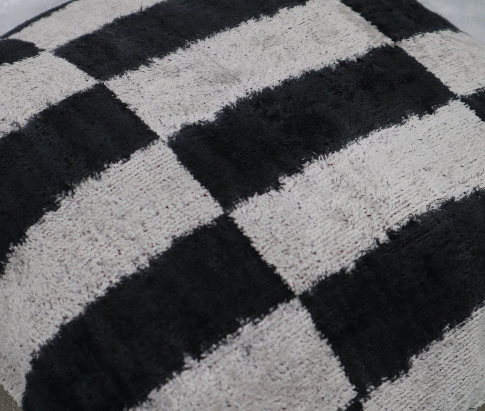 Almohada cuadrada hecha a mano con inserción de plumas de terciopelo negro 16 x 16 pulgadas (40 x 40 cm) Foto 4 de 4