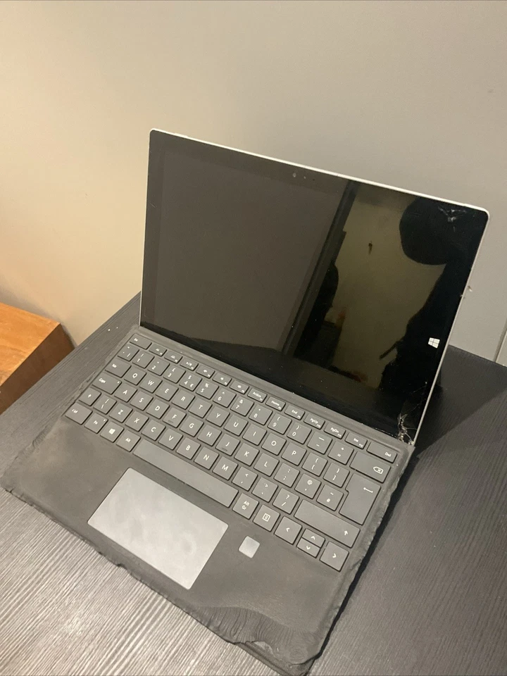 Microsoft Surface Pro 3 1631 12" i5-4300U 2.9GHz 4GB RAM 512GB  Cracked Screen - Image 2 of 4