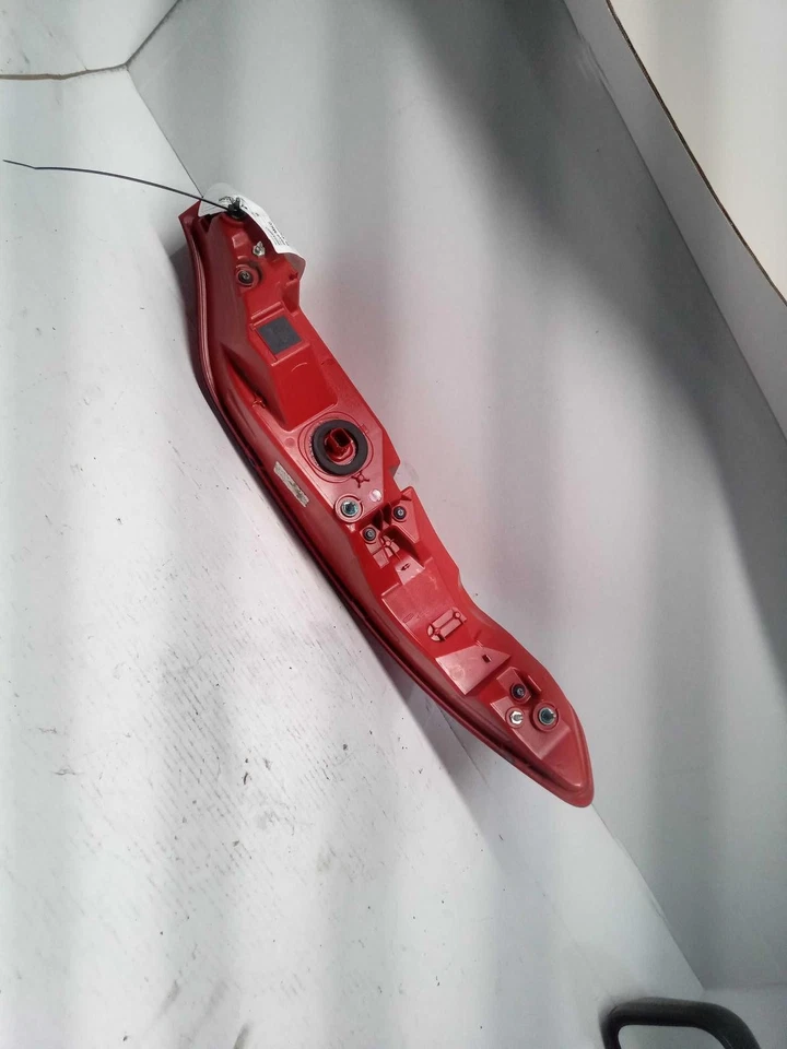 Conjunto de luz trasera superior derecha usado se adapta a: Lincoln MKC 2019 montaje de puerta levadiza superior Foto 2 de 4