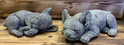 STEINGARTEN PAAR LIEGENDE FRENCHIE FRANZÖSISCHE BULLDOGGE HUND WELPE ORNAMENT STATUE