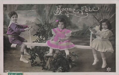 CP GOOD PARTY ELEGANTE KLEINE MÄDCHEN UND JUNGE SPIELEN SCHAUKEL