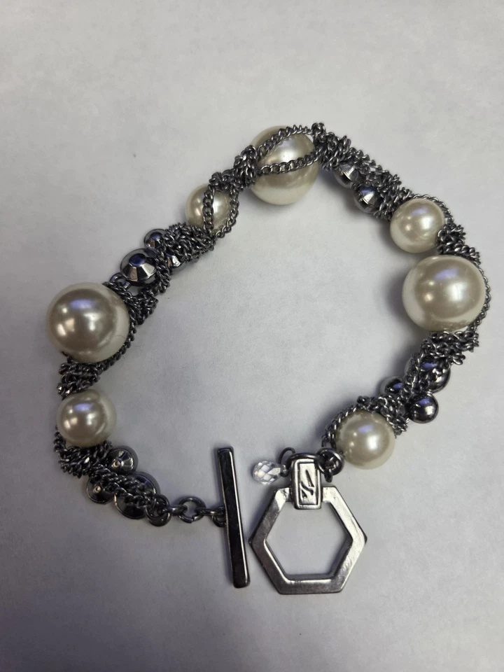 Pulsera Vera Wang Tono Plateado Multi-Hebra Cadena Perlas Imitación Hexágono Palanca Cha Foto 3 de 4