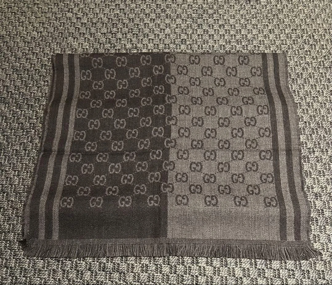 Foulard GUCCI GG Logo Gris Unisexe Design Élégant Polyvalent à Porter