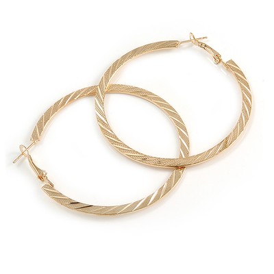 60 mm goldfarbene flache geätzte Creolen