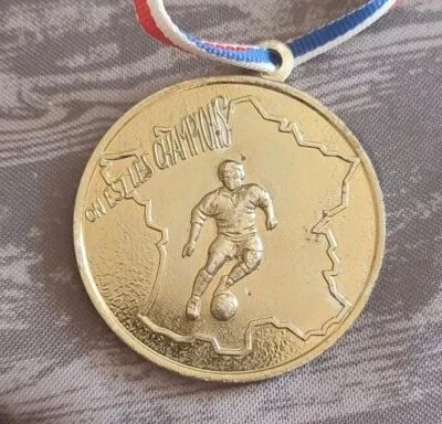 Médaille 🏅 Football Metal Dorée Ronde 5 cm - France - Champions - Collector - Photo 1/2