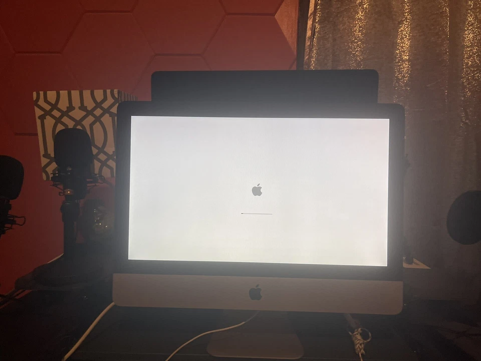 APPLE BUNDLE: iMac 21.5” Desktop (Mid-2010) + Wireless Keyboard & Wireless Mouse - Image 2 of 4