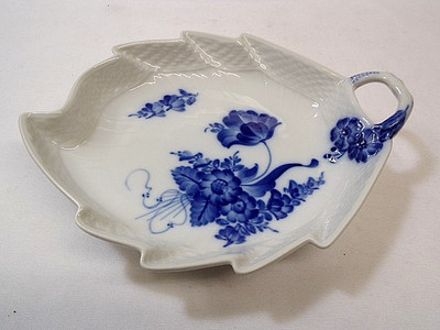 Royal Copenhagen Blaue Blume -1 Blattschale  gerippt  357