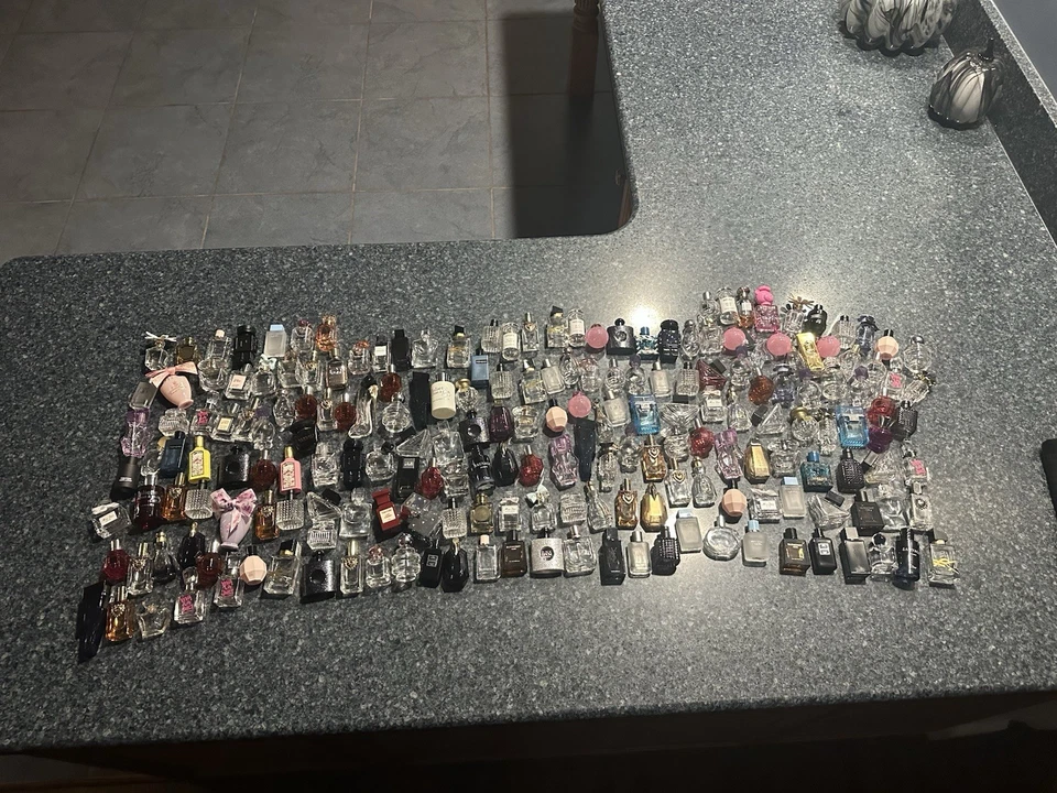 Lote de 200 botellas de perfume miniatura de vidrio mixto de diseño conjunto a granel leer descripción. Foto 3 de 4