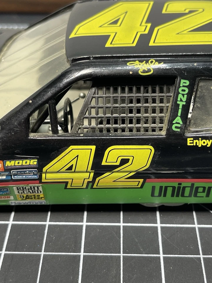 Vintage 1991 Revell 1:24 Kyle Petty #42 Mello Yellow NASCAR Pontiac Grand Prix - Image 3 of 4