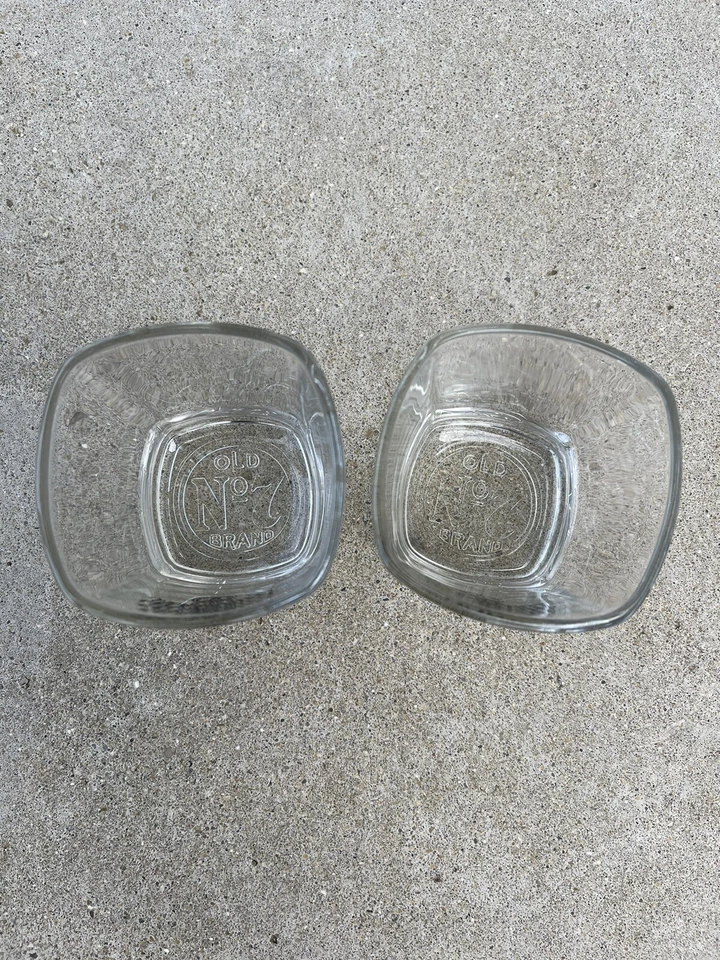 JACK DANIELS OLD NO 7 SQUARE WHISKEY WITH 2 SHOT GLASSES 8 OZS - Image 2 of 3