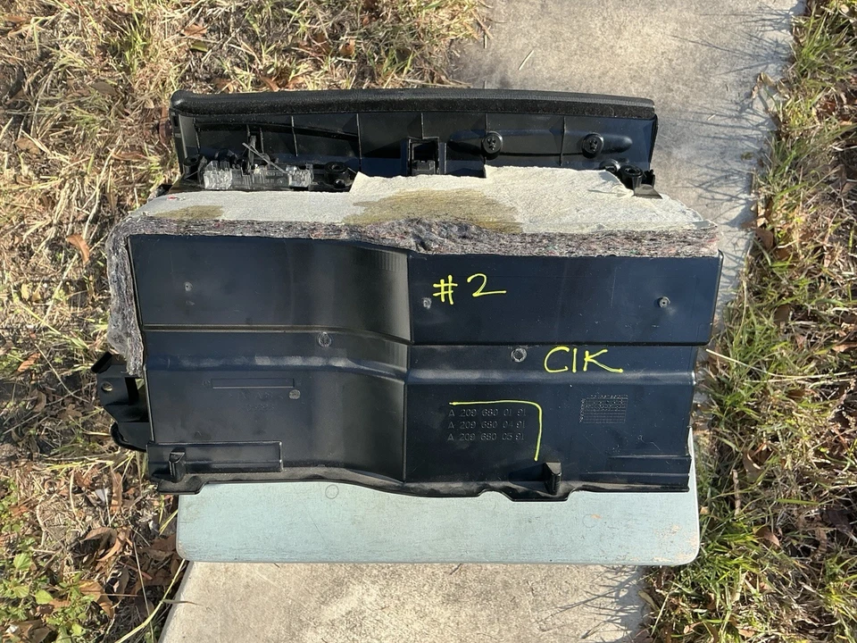 W209 MERCEDES 06-09 CLK CLASS DASHBOARD GLOVE BOX STORAGE COMPARTMENT Black #2 - Image 4 of 4