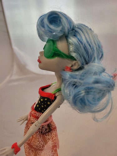 Monster High GHOULIA YELPS Skull Shores Doll with Stand - Picture 7 of 10