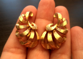 STUNNING VINTAGE ESTATE SIGNED MONET GOLD TONE 1 1/8" CLIP EARRINGS! G44964
