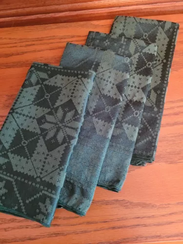 Holiday Christmas 4 Damask Napkins Green Preowned excellent condition