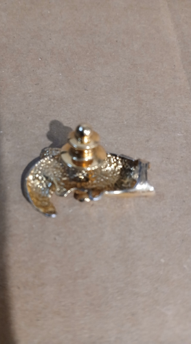 LARGEMOUTH BASS Bass FISHING HAT PIN LAPEL PIN USA MADE 1” Gold Color - Picture 2 of 6