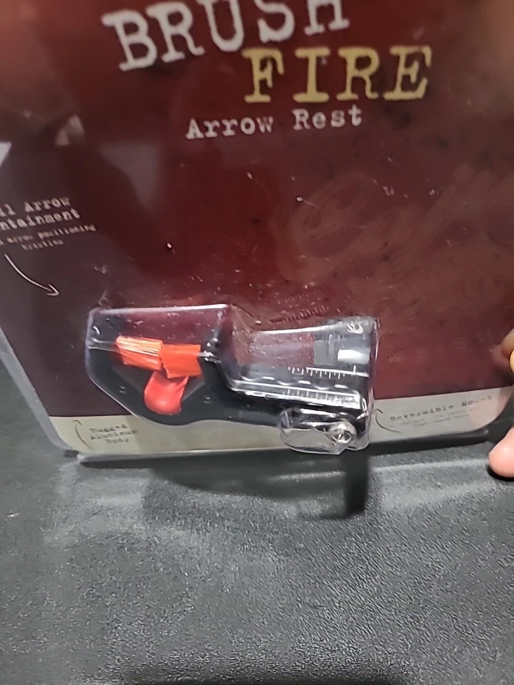 Cepillo de tiro con arco cajún reposaflechas de fuego - AA8CR021AU rojo y negro nuevo en paquete sellado Foto 2 de 4