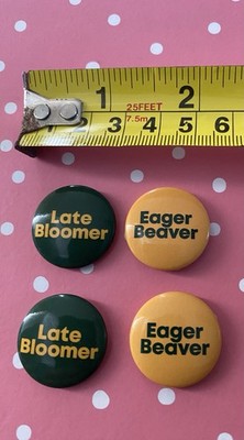 2 x Spätblüher Abzeichen 2 x Eifriger Biber Sarah Millican