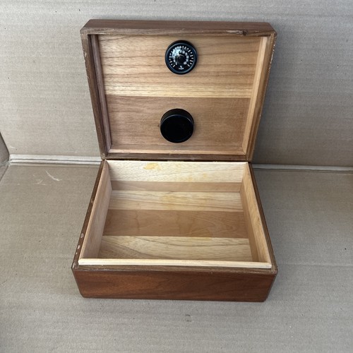 VINTAGE CEDAR Humidor Cigar Box  size 10'' x 8 1/2'' x 5'' (SC470)