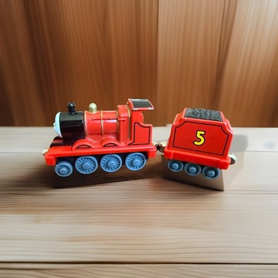 Thomas the Train James 5 & Tender Car Diecast Metal 2002 Gullane Magnetic