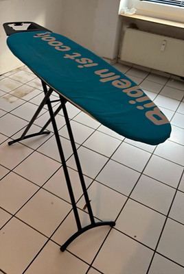 Brabantia Bügelbrett freistehend mit Metallgestell, blau, Schriftzug
