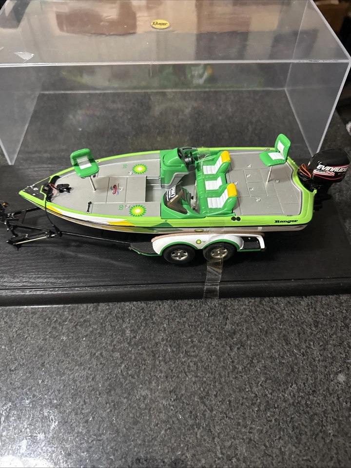 Pesca de lubina BP Ranger diecast jactancia escala 1/24 con vitrina Foto 3 de 4