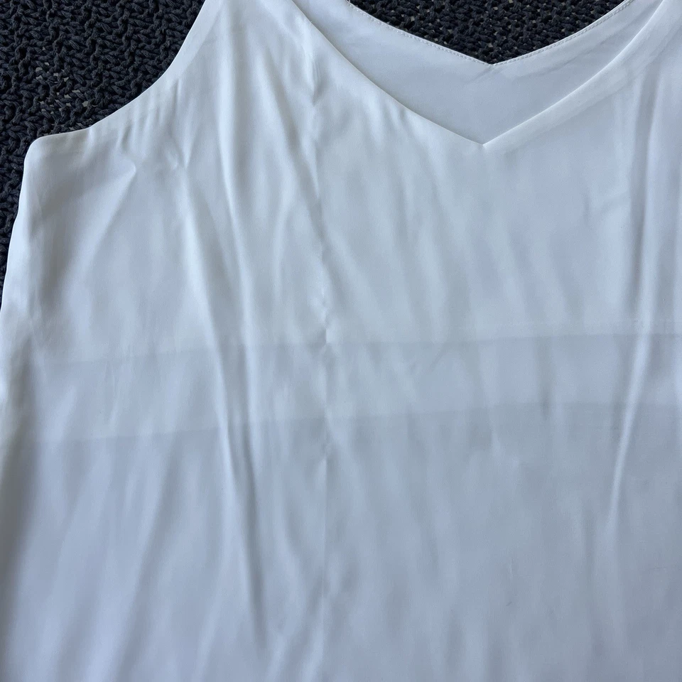 Camiseta sin mangas blanca satinada cuello en V informal cami sin mangas camisola blusas verano sin mangas Foto 4 de 4