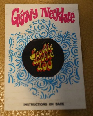 ROWAN AND MARTINS SMILE 1968 TOPPS GROOVY NECKLACE TRADING CARD 32