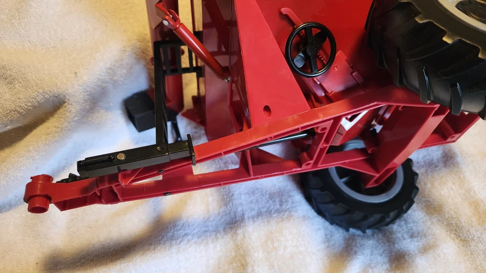 Ertl Big Farm Red Grain Cart 1/16 Scale Toy J&M 875 Tractor Accessory - Image 4 of 4