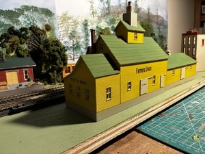 Walthers Cornerstone HO Scale Building/Structure Kit Sunrise Grain Feed Mill