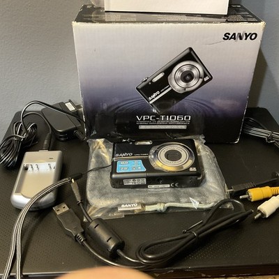 Sanyo VPC T1060 10.0MP 3X Zoom Digital Camera Anti-Blur Mint Condition Tested  