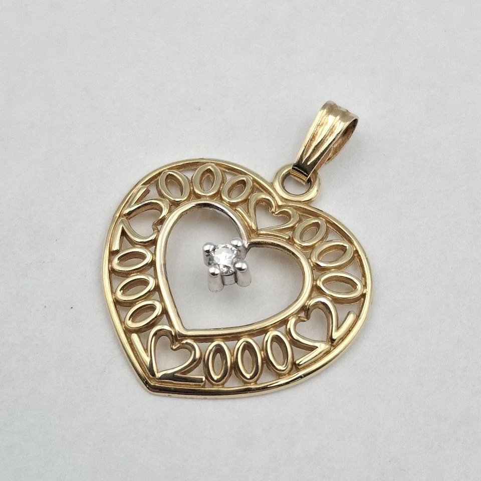 Colgante corazón solitario diamante redondo flotante oro amarillo 14K Alwand Vahan Foto 3 de 4