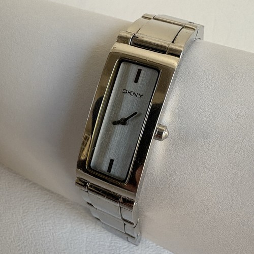 Reloj pulsera pequeño para mujer DKNY acero inoxidable tono plata, 14 mm NY-3167 - Imagen 2 de 14