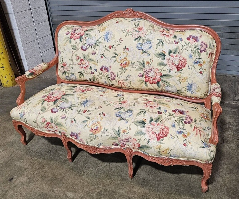 Sofá francés estilo Luis XV tallado marco pintado rojo tela floral chintz Foto 4 de 4