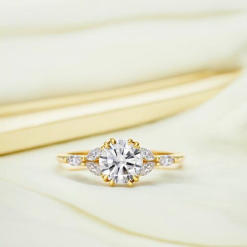 Anillo de compromiso de diamantes de corte redondo de 1,30 quilates de oro amarillo de 18 quilates IGI cultivado en laboratorio - Imagen 2 de 11