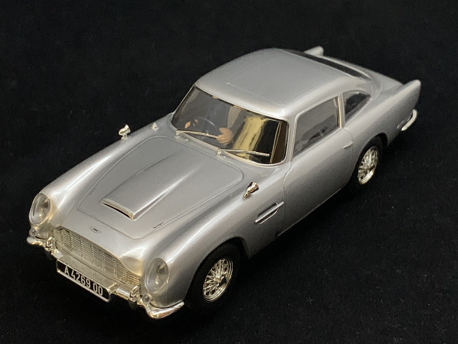 scalextric aston martin db5