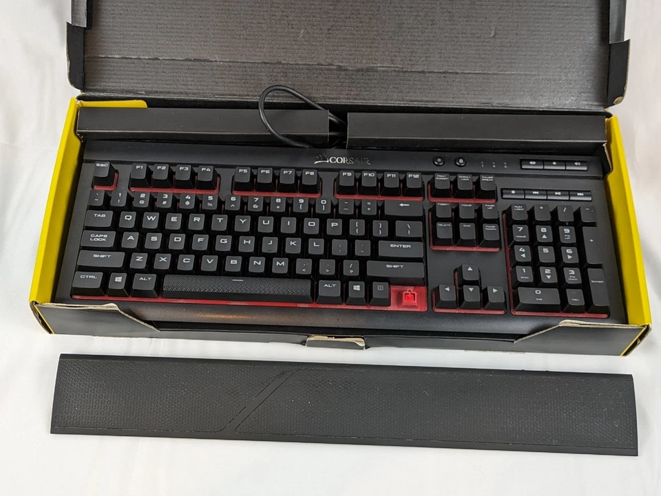 Corsair K68 Mechanical Gaming Keyboard Backlit Red - READ - Image 2 of 4