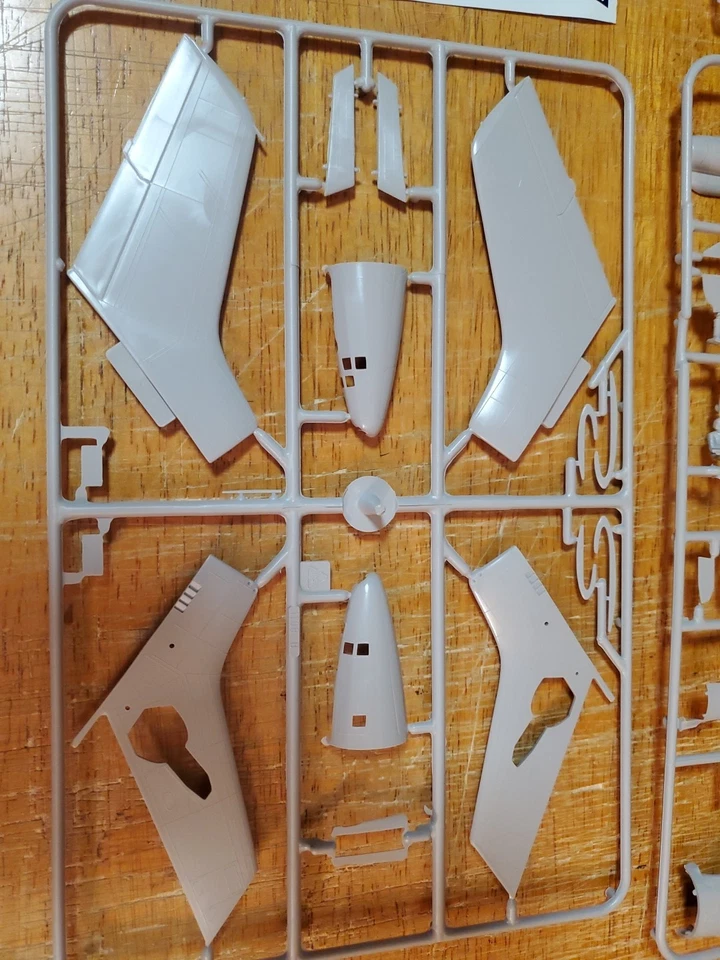 Italeri RF-84F Thunderflash Model Kit 1/72 New Open Box Unbuilt - Image 3 of 4